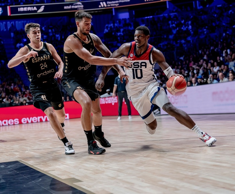 Basketballspillere under kamp på banen